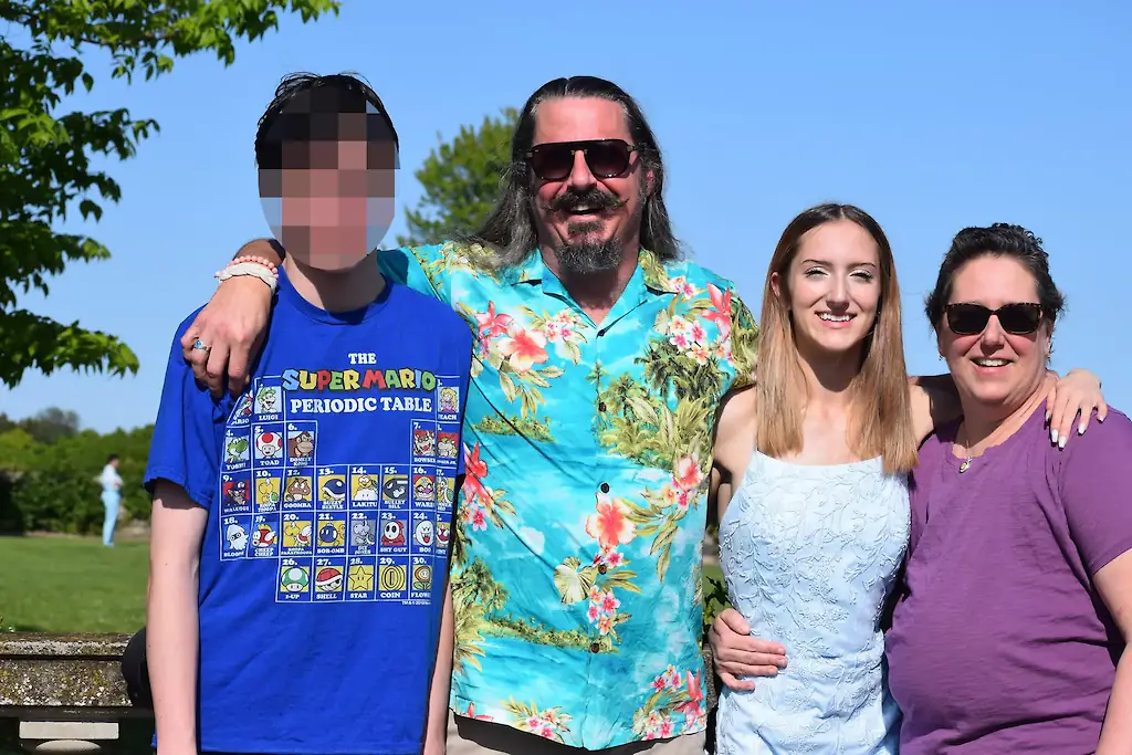 Kueker with his children and wife, Kristen Lomme Kueker. Credit: Facebook / Patti Hoxsie Finelli