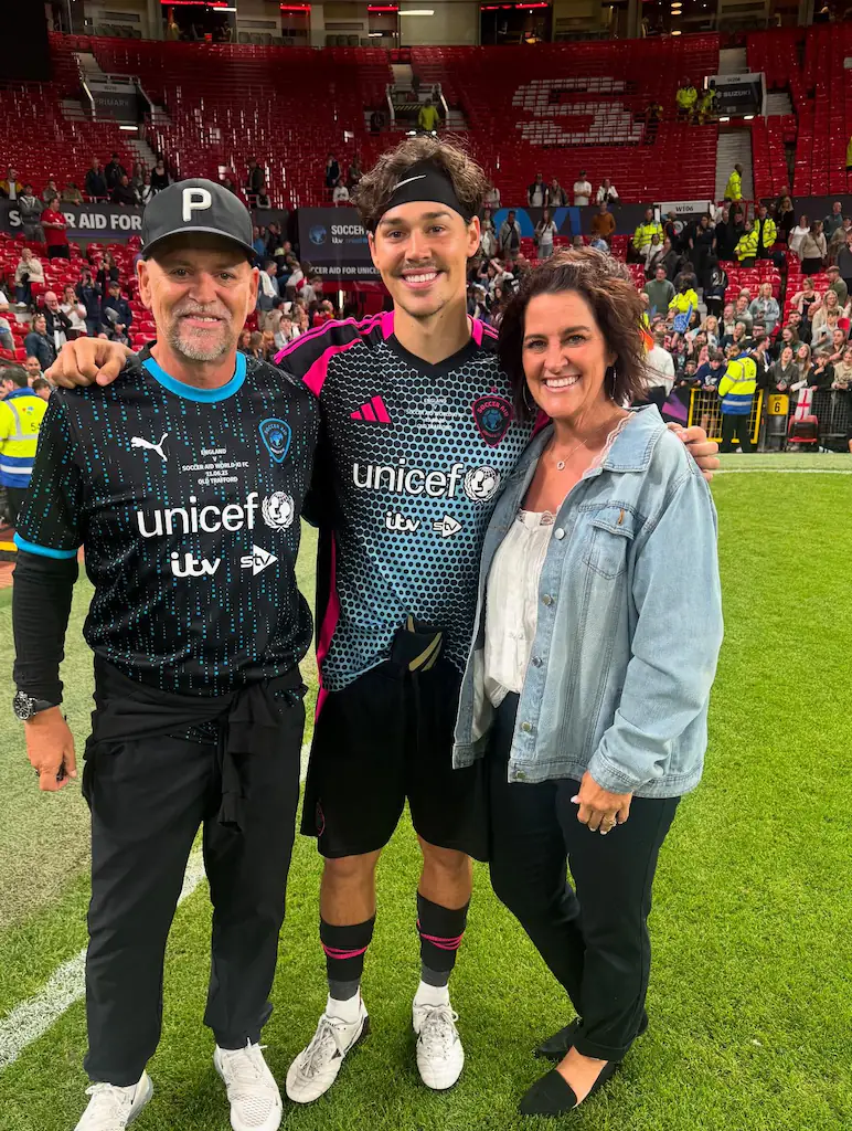 Noah Beck with his mom Amy. Credit: Facebook