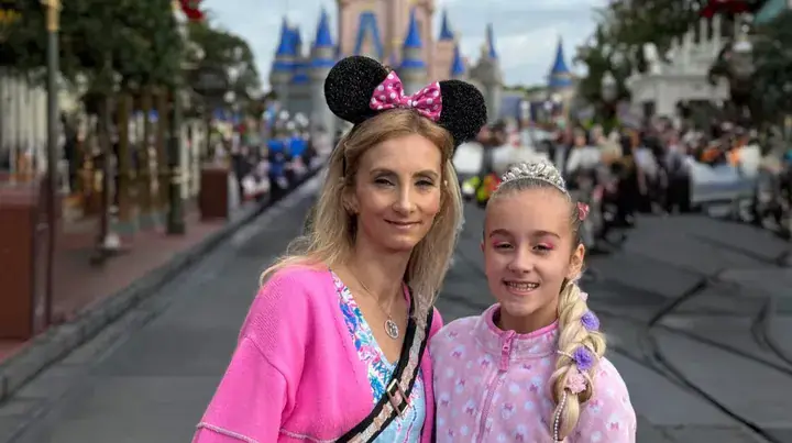 Dad of girl who beat cancer but died in American Airlines crash reveals concerning text message moment