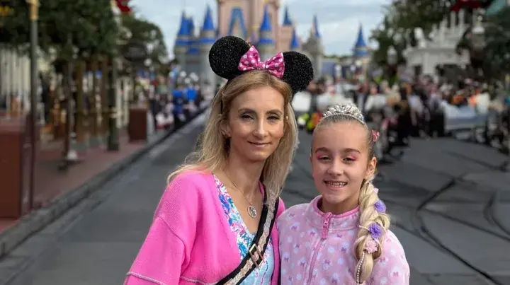 Dad of girl who beat cancer but died in American Airlines crash reveals concerning text message moment