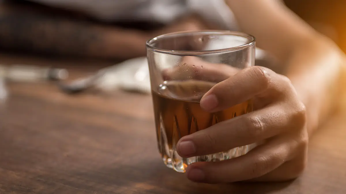 Alcoholic points out the 3 key differences between a normal drinker and ...