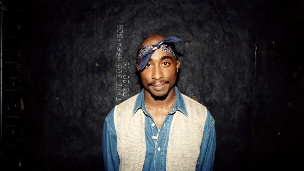 CHICAGO - MARCH 1994: Rapper Tupac Shakur poses for photos backstage after his performance at the Regal Theater in Chicago, Illinois in March 1994. (Photo By Raymond Boyd/Getty Images)