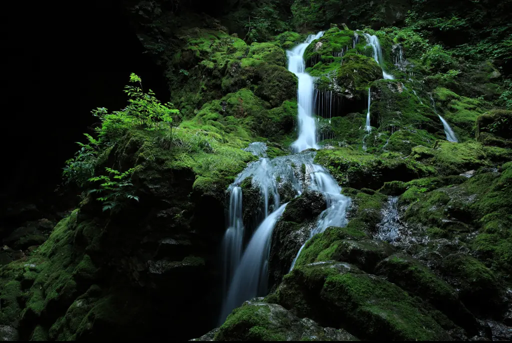 Hiker discovers 'embarrassing' truth about China's most famous waterfall