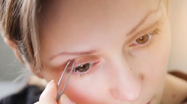 Graphic simulation shows what really happens when you pluck a hair from your skin