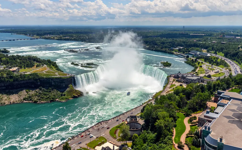 Chilling final posts of mom who jumped off Niagara Falls holding her two children