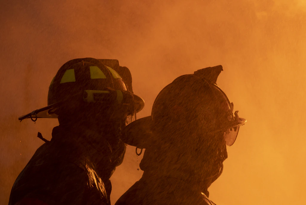 Man risks his life on ledge to rescue six from apartment fire, including infants