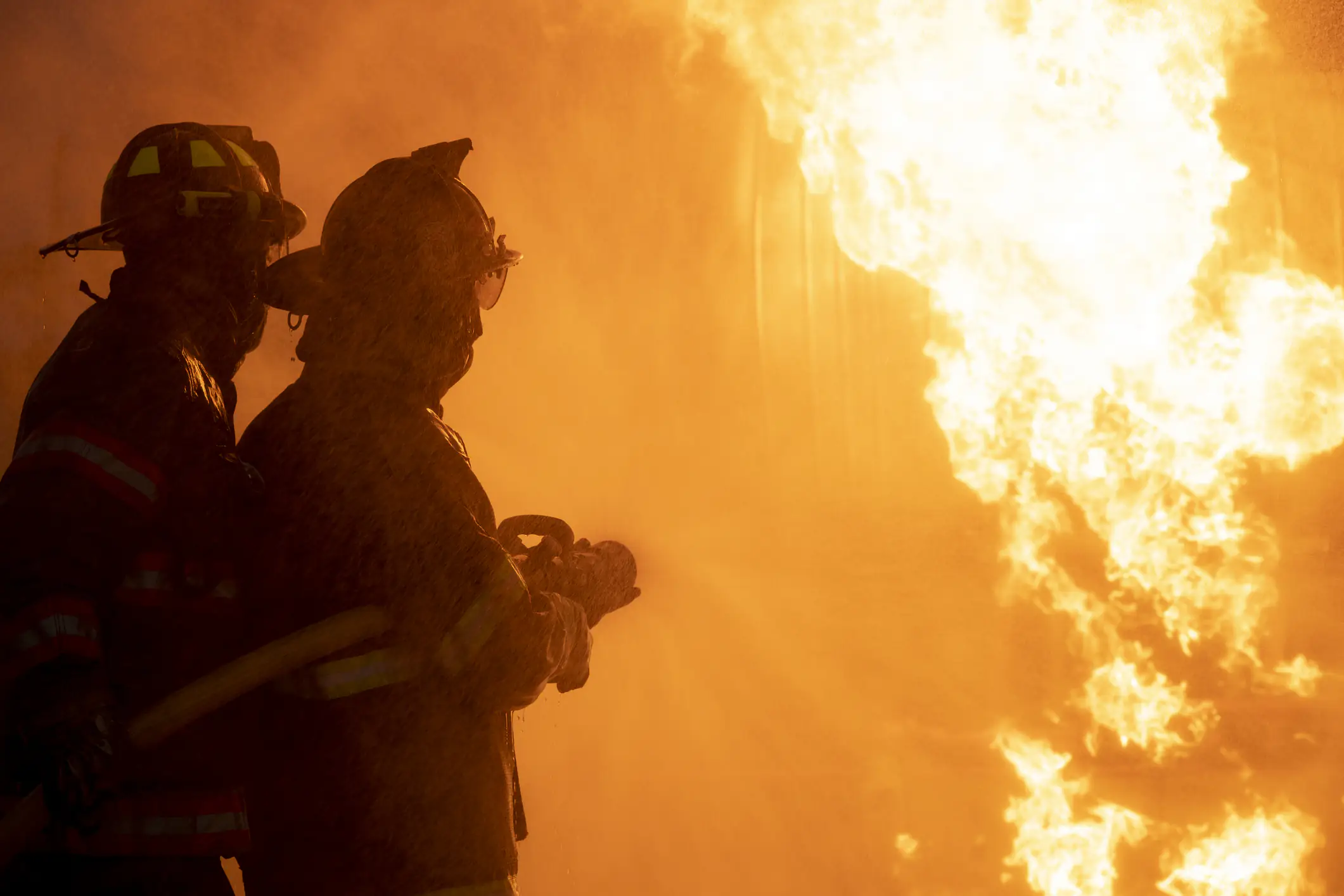 Man risks his life on ledge to rescue six from apartment fire, including infants