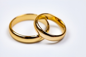 People are desperately trying to find the wedding ring in this photo