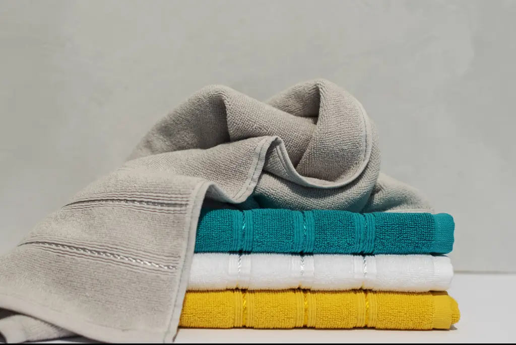 People stunned after finally learning real reason why towels have a very specific design feature