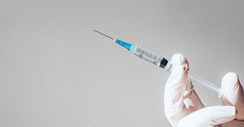 Identical twins reveal surprising results after one used botox for 20 years while the other didn't