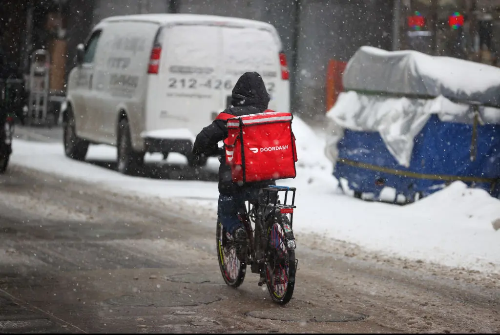 DoorDash driver sparks debate after refusing to walk up 9 flights of stairs for $1 tip