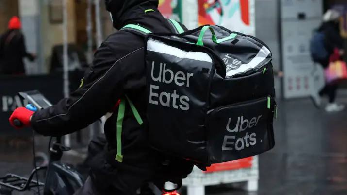 Uber Eats driver reveals the sneaky way she gets bigger tips from thirsty male customers