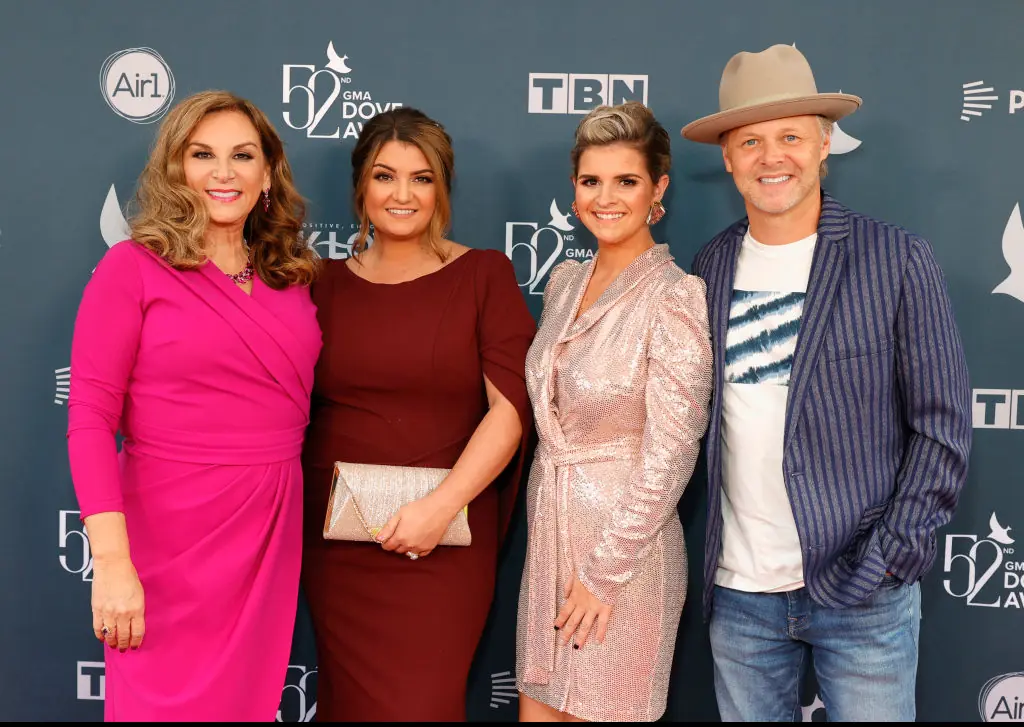 Three members of Grammy-nominated family group The Nelons among 7 dead in plane crash