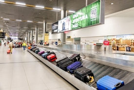 Baggage handler issues warning to passengers who tie a colorful ribbon on their suitcase