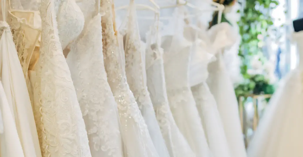 Bride is praised for kicking her sister out of her wedding after she turned up in 'disrespectful' dress