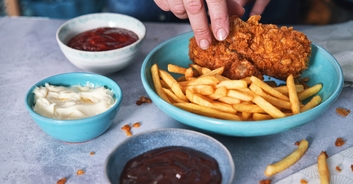 Teen tragically died on mom's shoulder after eating meal of chicken and fries