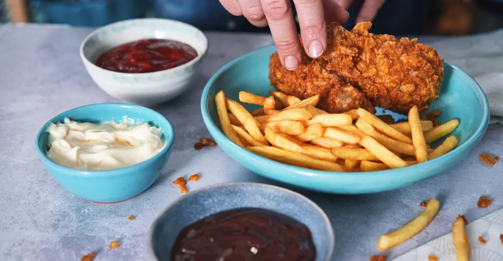 Teen tragically died on mom's shoulder after eating meal of chicken and fries