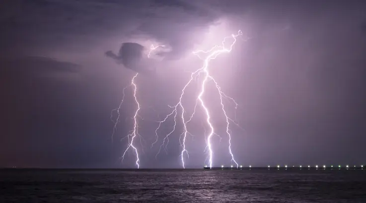 Tourist inadvertently captured the moment her tour guide was fatally struck by lightning during hike