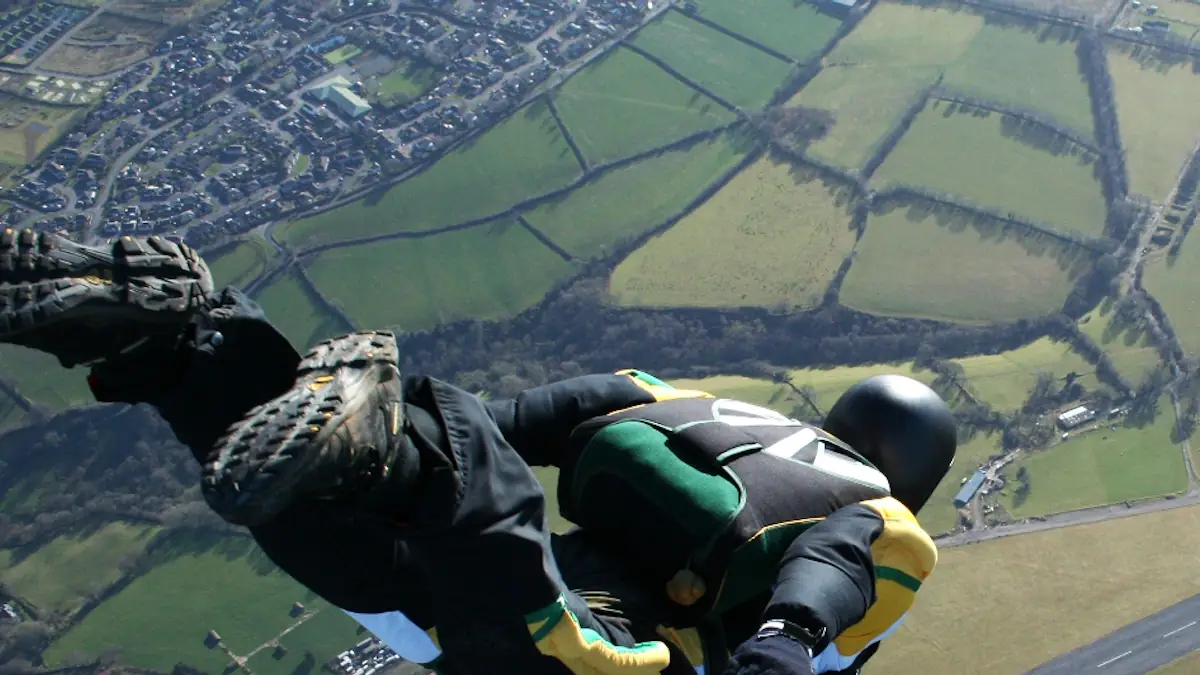 Chilling video captures skydiver's final moments as he jumps off cliff ...