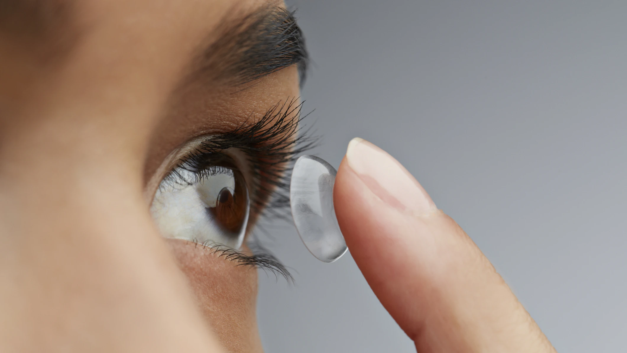 Woman issues warning after going blind after doing everyday task with her contact lenses in