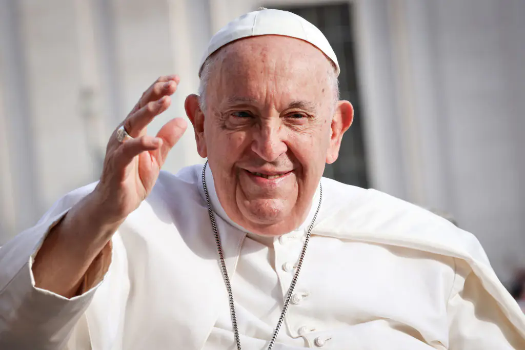 'Disrespectful' mourners taking selfies with Pope Francis' body causes outrage