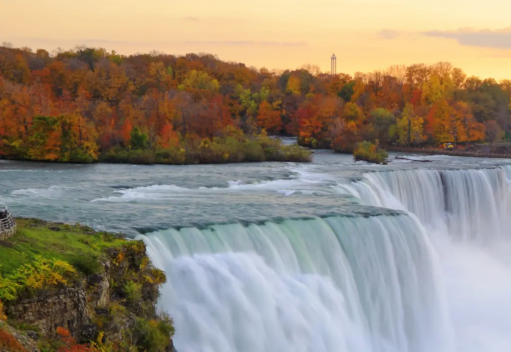 What we know so far after Niagara Falls touring bus crashes and kills multiple people