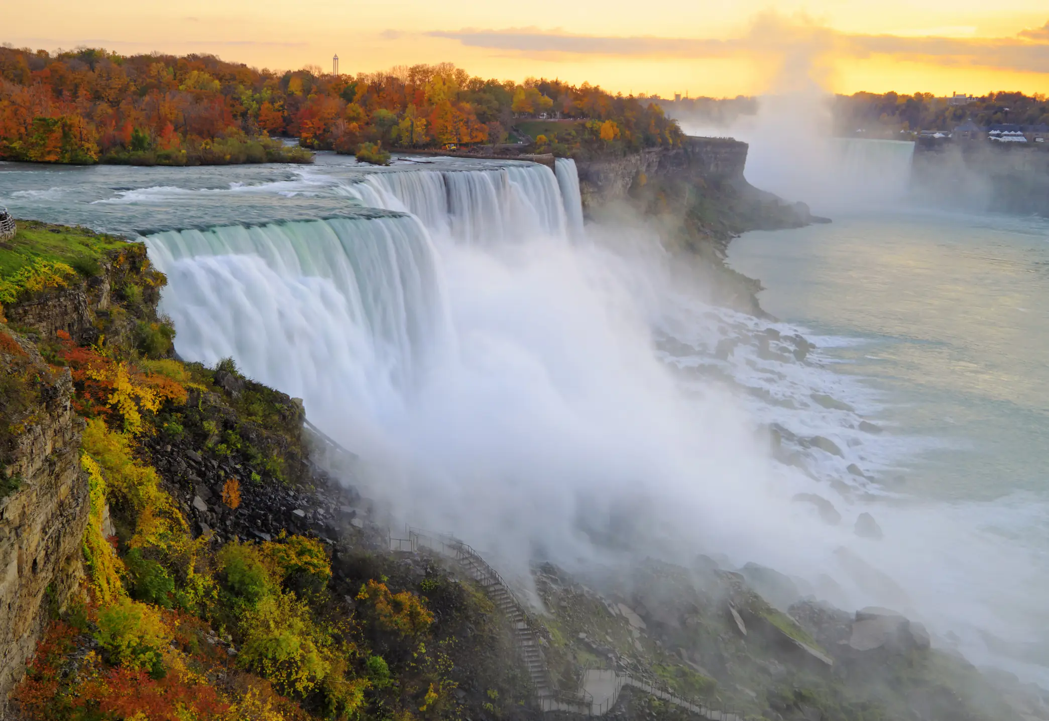 What we know so far after Niagara Falls touring bus crashes and kills multiple people