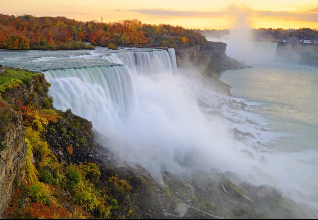 What we know so far after Niagara Falls touring bus crashes and kills multiple people