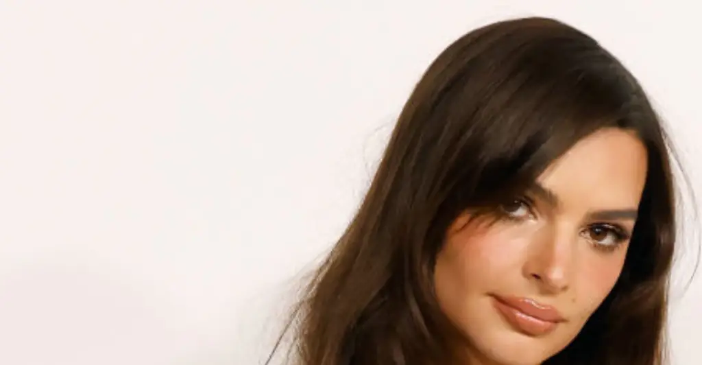 Emily Ratajkowski has epic reaction after man on the street tells her to 'put on a shirt'