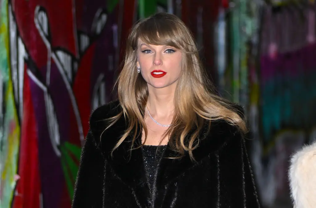 Taylor Swift sparks online rumors after arriving at Chiefs game shielded behind bulletproof security dividers