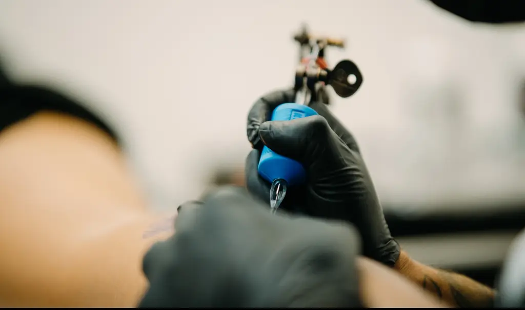 Influencer dies suddenly aged 45 while undergoing back tattoo