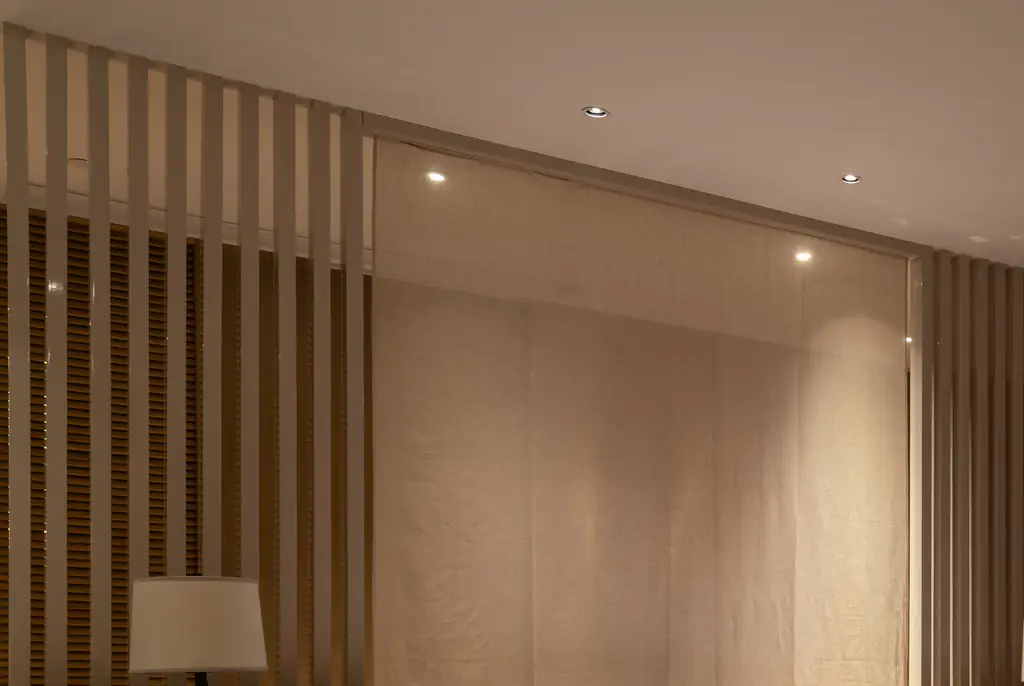 Woman reveals terrifying moment she discovered man hiding under her hotel room bed
