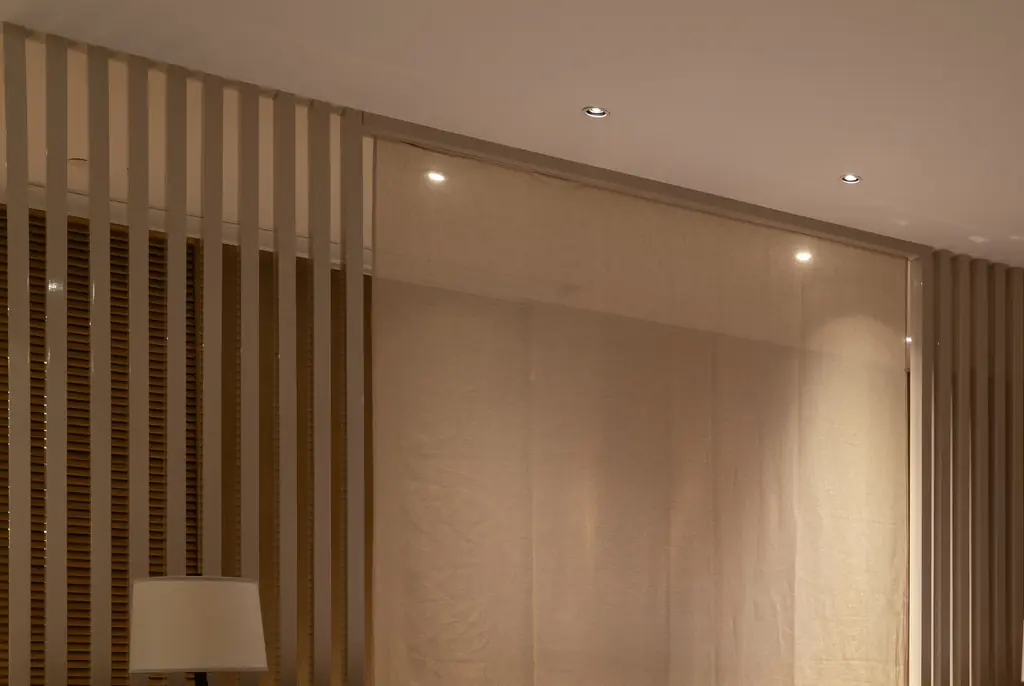 Woman reveals terrifying moment she discovered man hiding under her hotel room bed