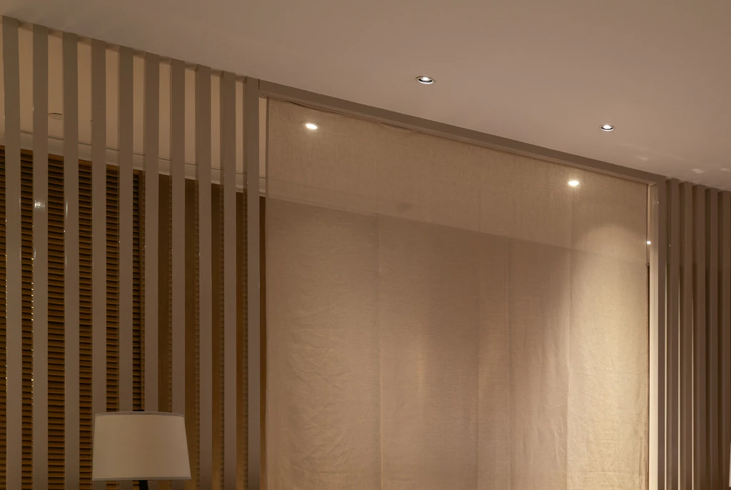 Woman reveals terrifying moment she discovered man hiding under her hotel room bed