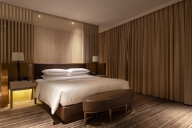 Woman reveals terrifying moment she discovered man hiding under her hotel room bed