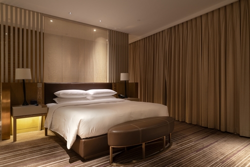Woman reveals terrifying moment she discovered man hiding under her hotel room bed
