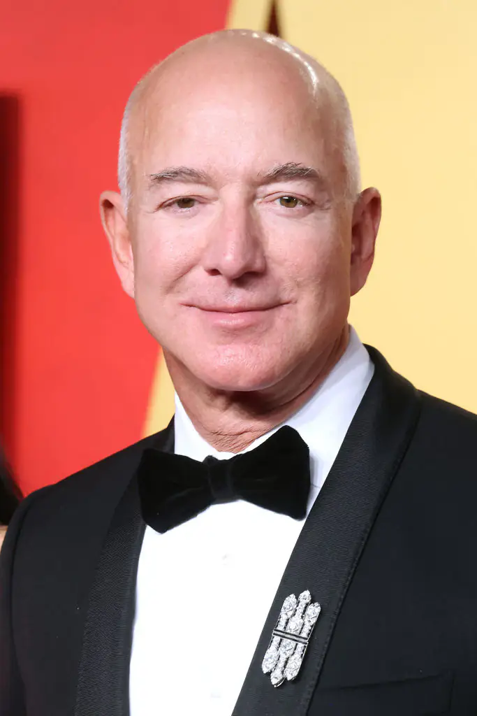 Jeff Bezos calls to remove income tax from millions of low-earning Americans. Credit: Taylor Hill / Getty