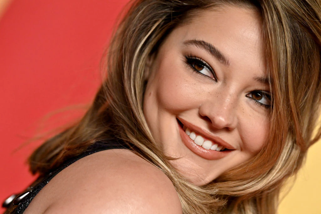 Dating rumors circulate after Madelyn Cline is pictured kissing a member of royal family