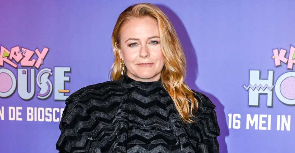 Alicia Silverstone sparks concern after eating 'poisonous' fruit