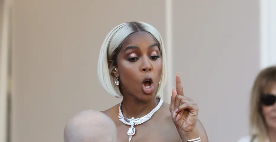 What Kelly Rowland said to security guard in Cannes, according to lip reader
