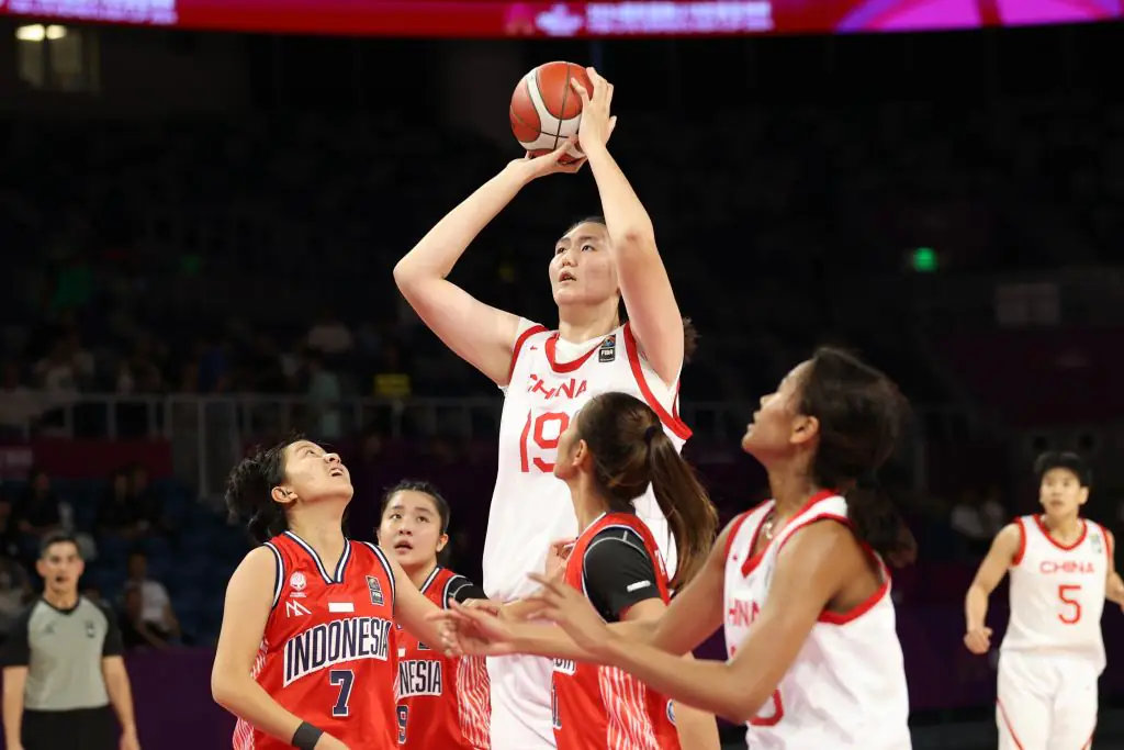 Giant 17-year-old Chinese basketball player takes social media by storm