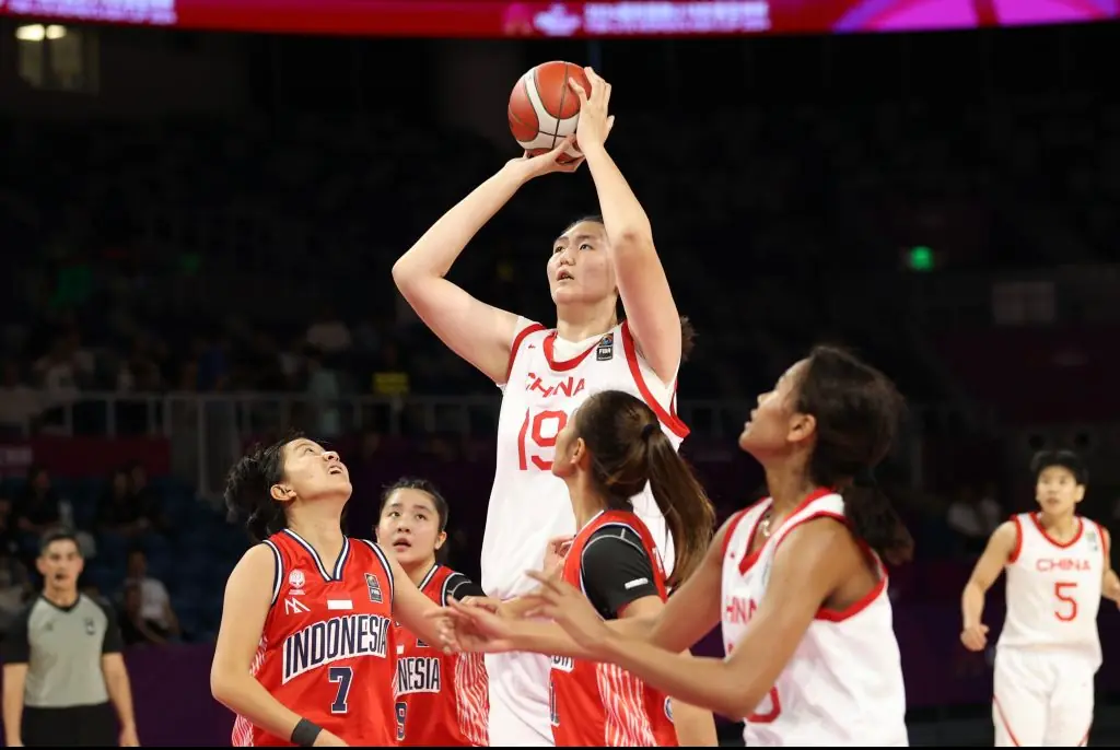 Giant 17-year-old Chinese basketball player takes social media by storm