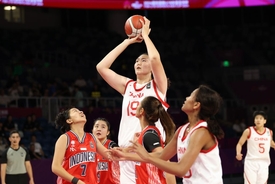 Giant 17-year-old Chinese basketball player takes social media by storm