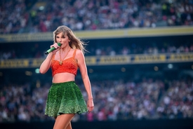 Taylor Swift fans slam Julia Roberts for being 'handsy' with 'uncomfortable' Travis Kelce