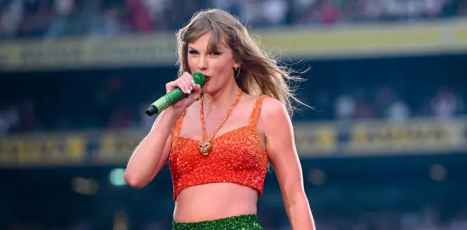 Taylor Swift fans slam Julia Roberts for being 'handsy' with 'uncomfortable' Travis Kelce