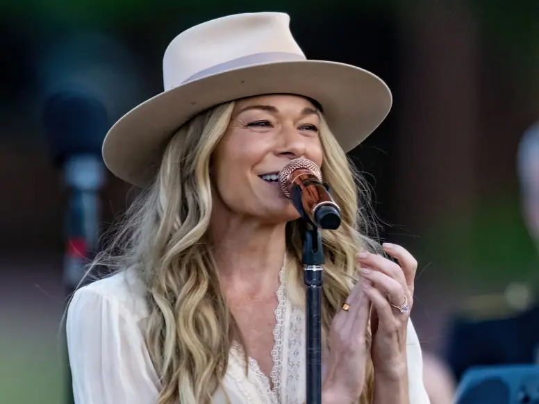 Singer LeAnn Rimes runs off stage after her teeth fall out mid-concert