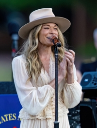 Singer LeAnn Rimes runs off stage after her teeth fall out mid-concert