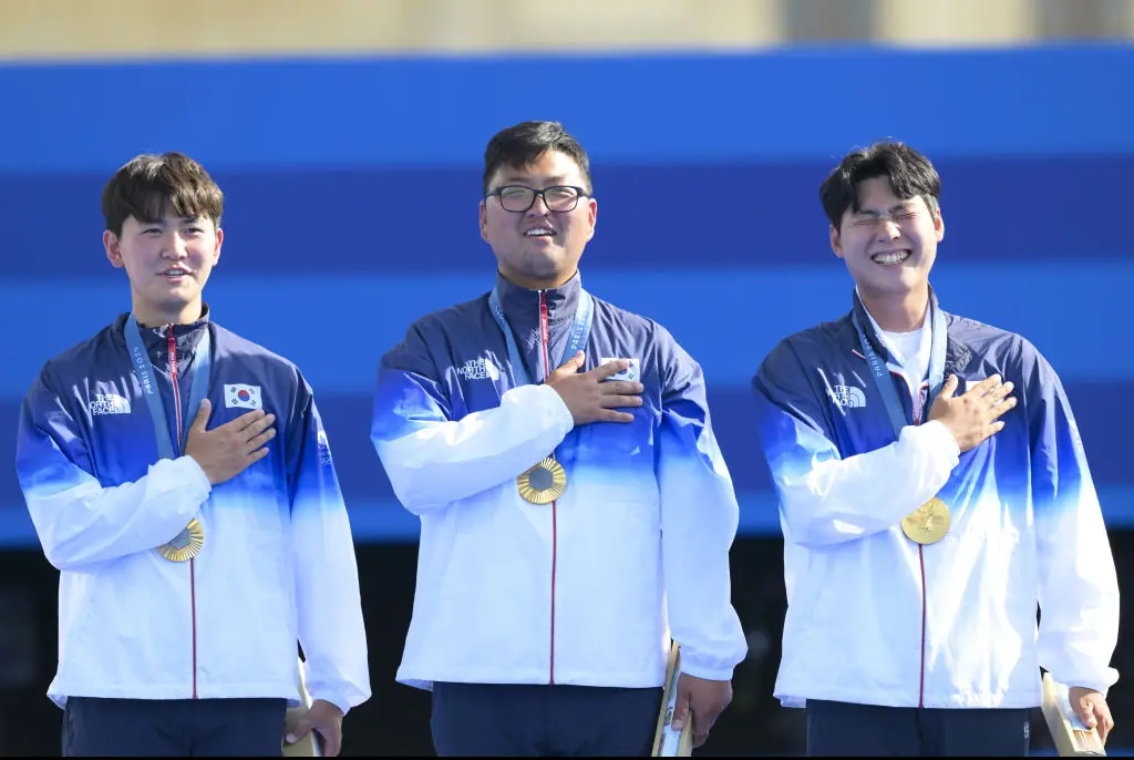The bee didn't stop the South Koreans from winning gold. Credit: Mehmet Murat Onel/Anadolu/Getty