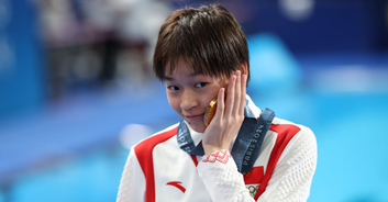 Teen diver wows viewers as her dive with 'no splash' wins gold