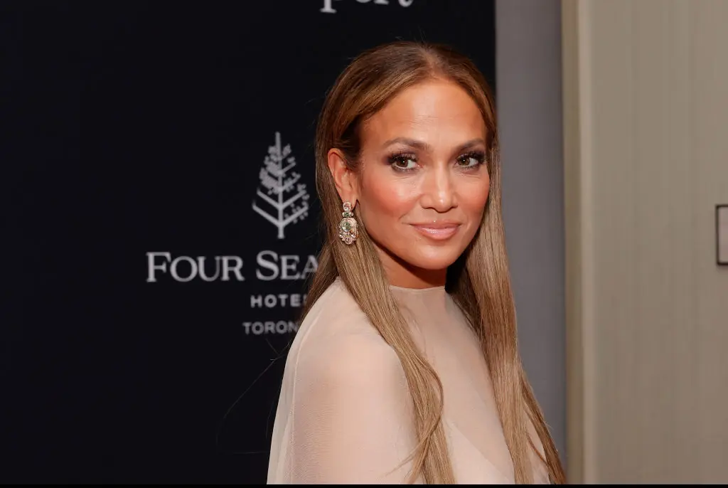 Jennifer Lopez and Matt Damon seen holding hands amid Ben Affleck divorce